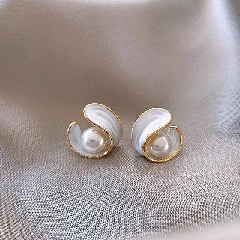 Luxurious white opal earrings with pearls and gold